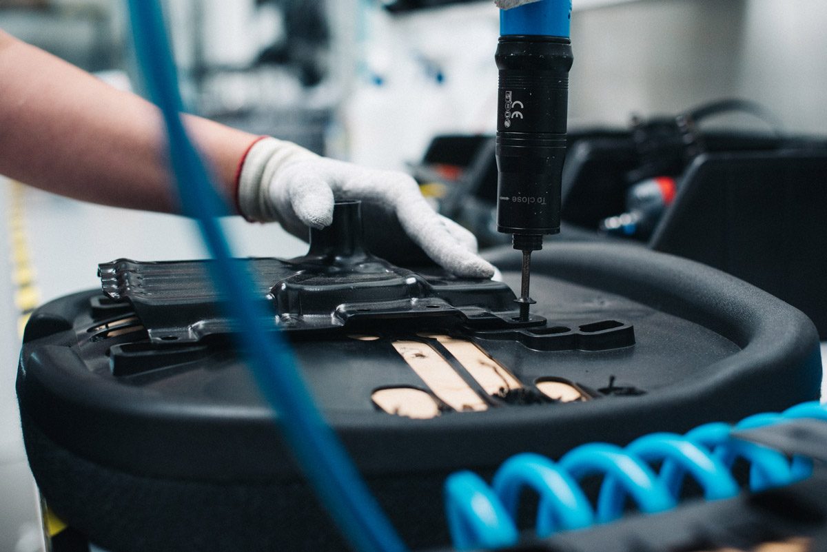 Krzesło ESD czy zwykły fotel biurowy? Dlaczego pozorna oszczędność może zniszczyć Twoją produkcję