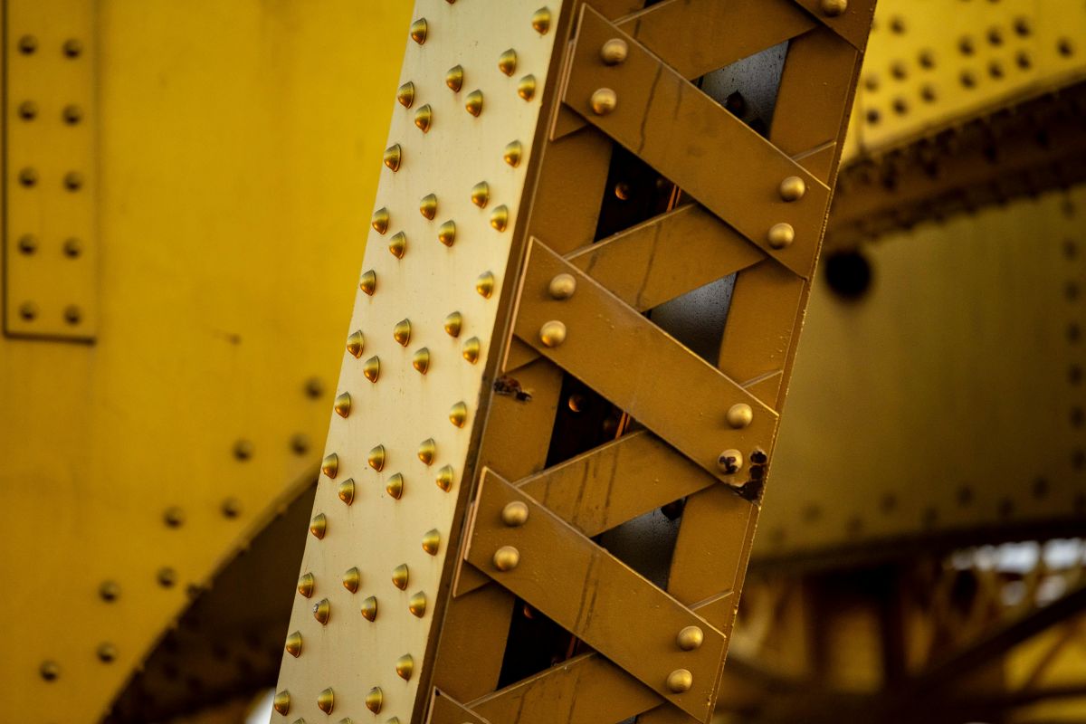 Nit vs śruba: kiedy nitowanie jest lepsze niż łączenie gwintowane?